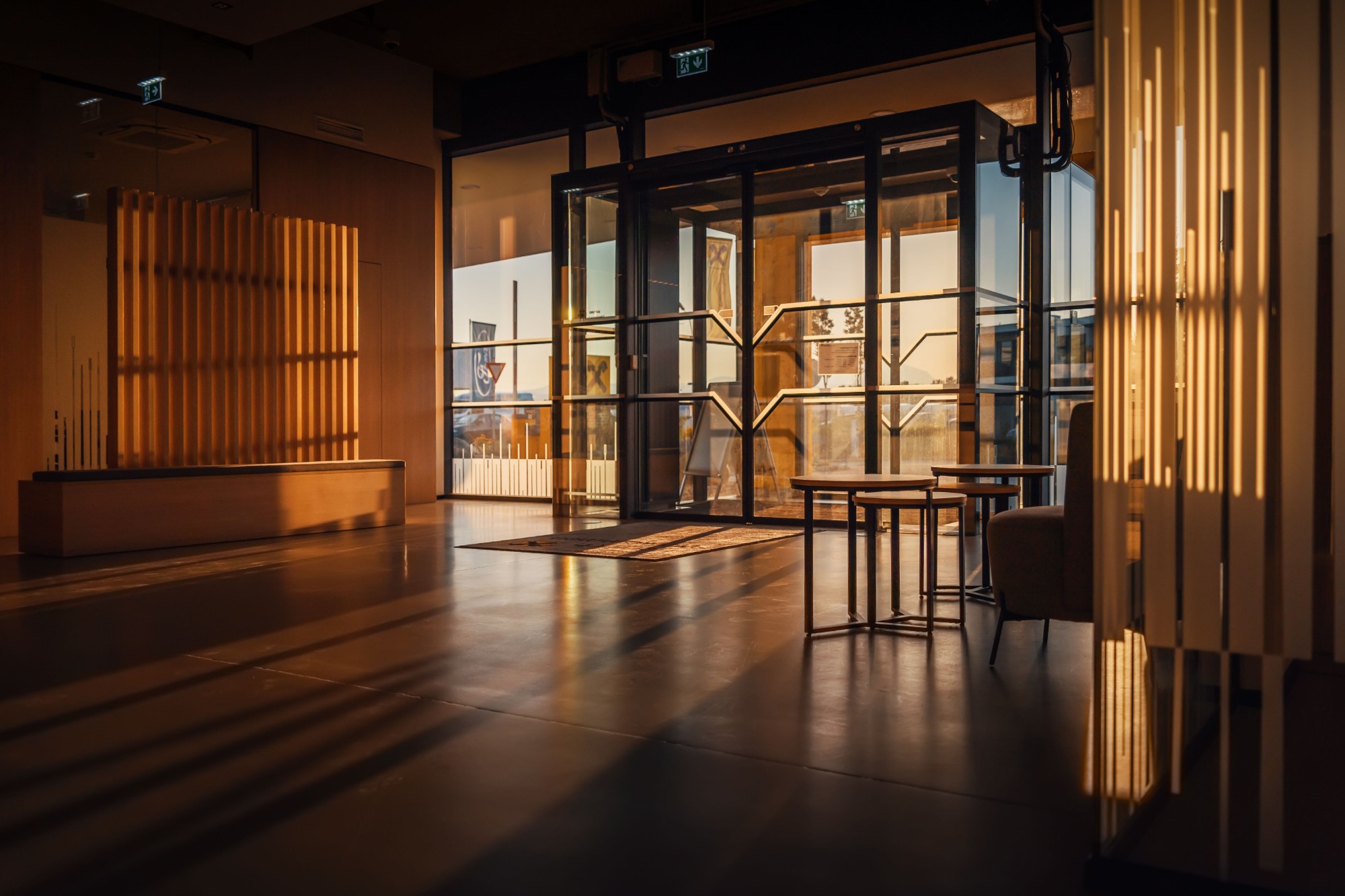 Lobby de un hotel al atardecer